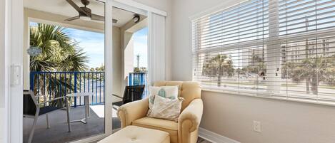 Een smart-tv en boeken