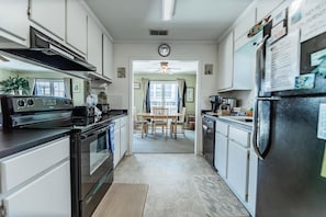 House, Multiple Beds (Seafari - 106 Portier Ct) | Private kitchen