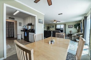 House, Multiple Beds (Seafari - 106 Portier Ct) | Private kitchen
