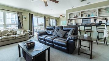 Nhà, nhiều giường (Seafari - 106 Portier Ct) | Phòng khách