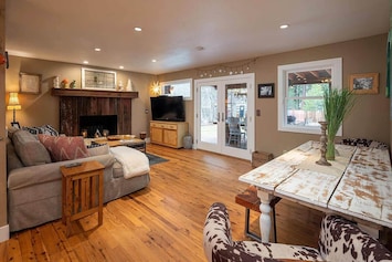 Your Truckee Retreat! Comfortable open space living area