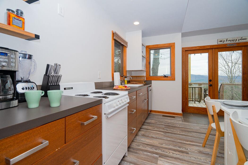 European Cottage House ! Couples getaway in Blueridge