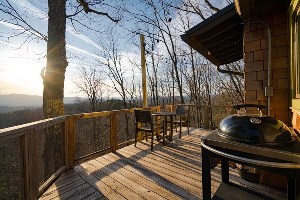 Outdoor dining - European Cottage House ! Couples getaway in Blueridge (Blue Ridge)