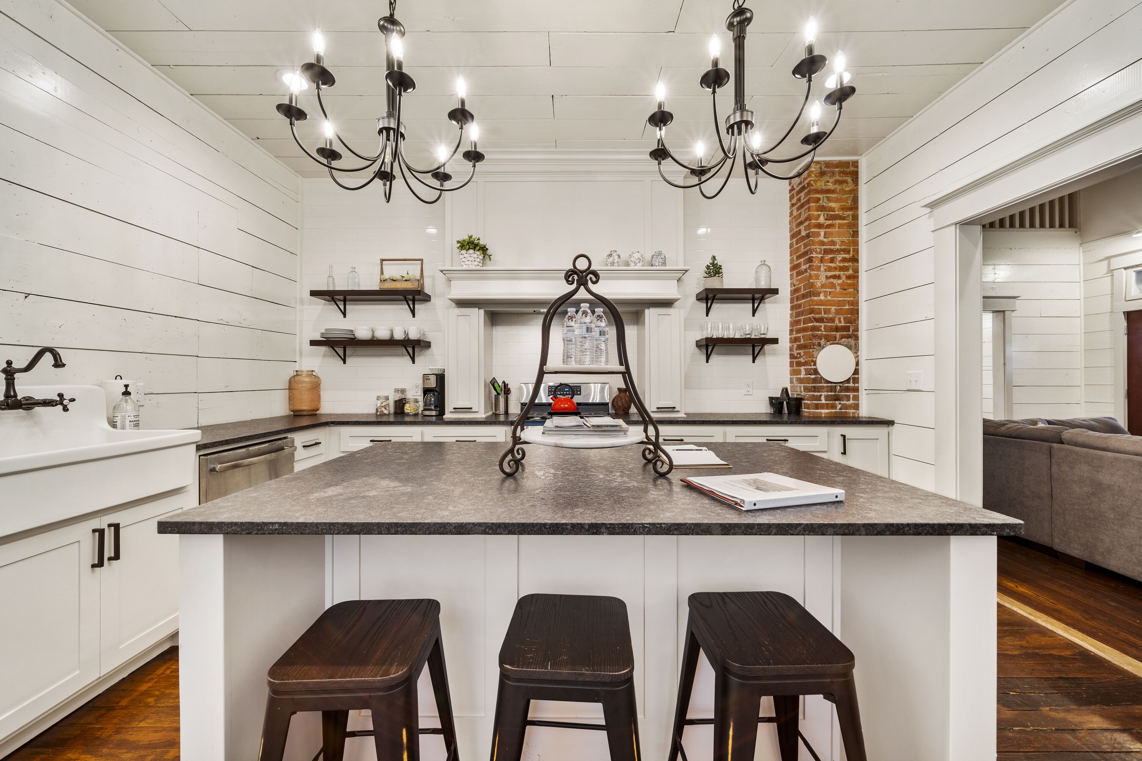 HOLY SHIPLAP - Minutes from the Silos and Baylor!