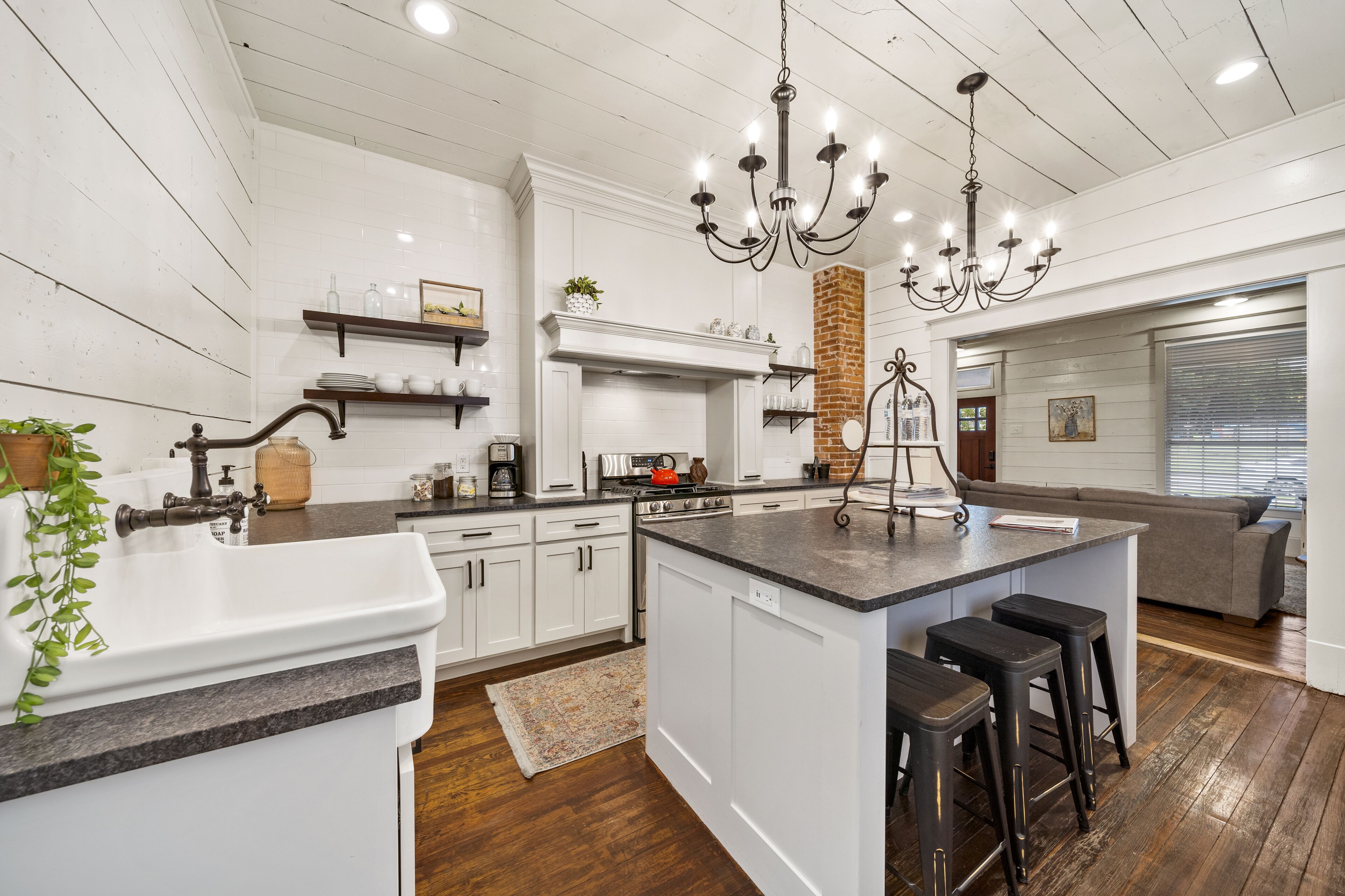 HOLY SHIPLAP - Minutes from the Silos and Baylor!