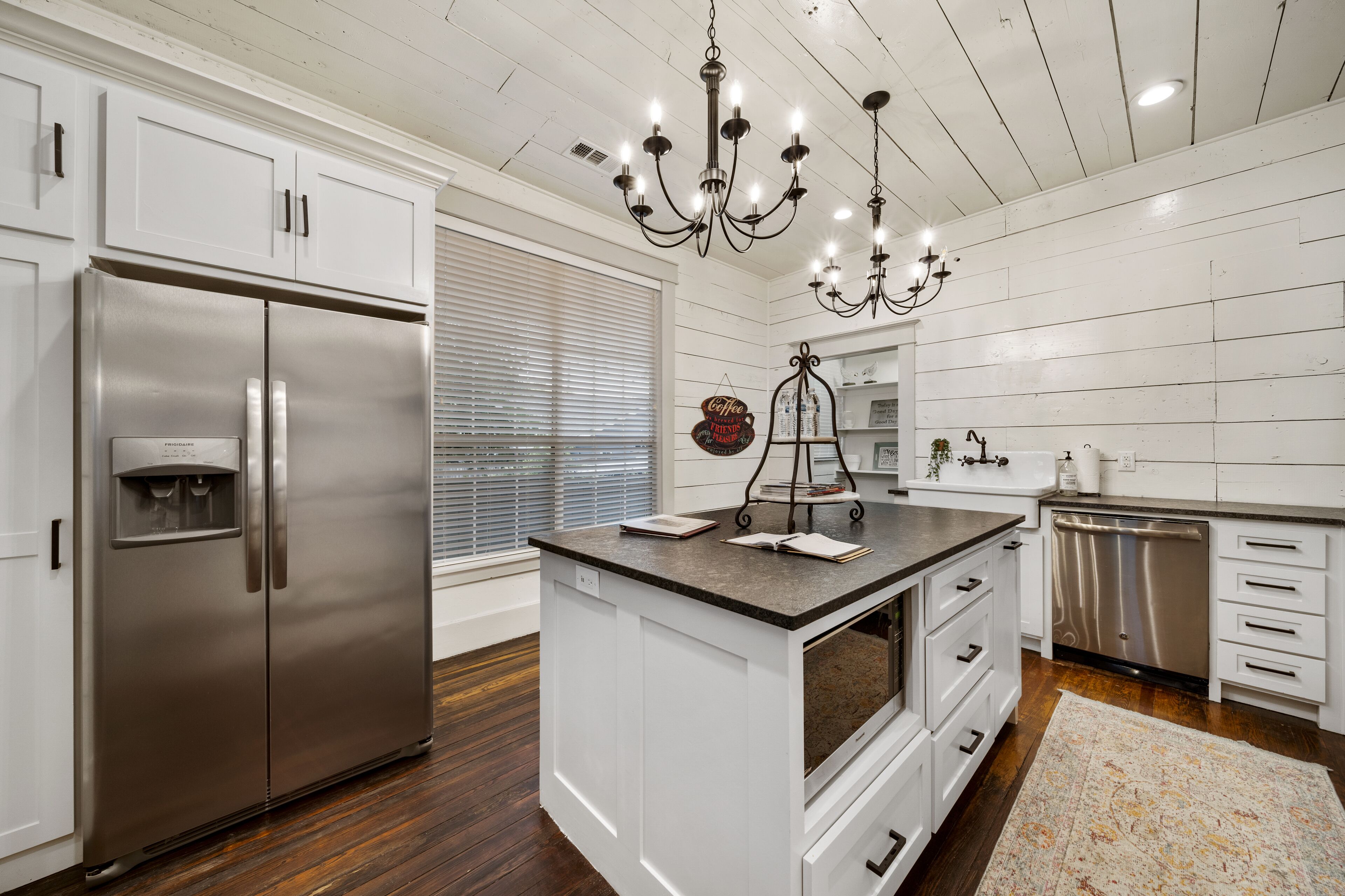 HOLY SHIPLAP - Minutes from the Silos and Baylor!