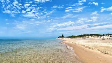 Playa en los alrededores y toallas de playa