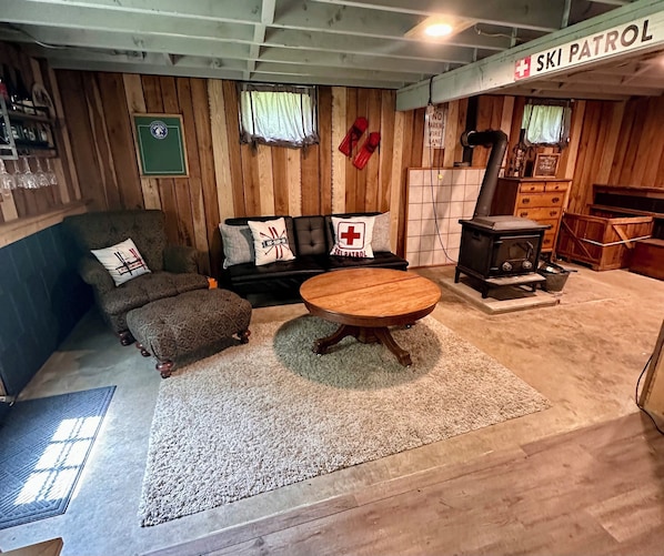 Interior - Cozy Cabin (Rockwood)