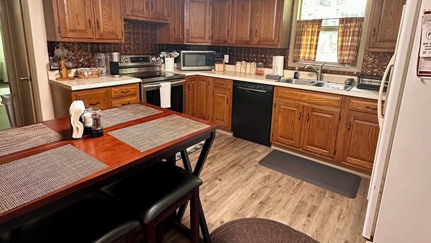 Una cucina moderna con mobili in legno, un'isola centrale e un forno integrato.