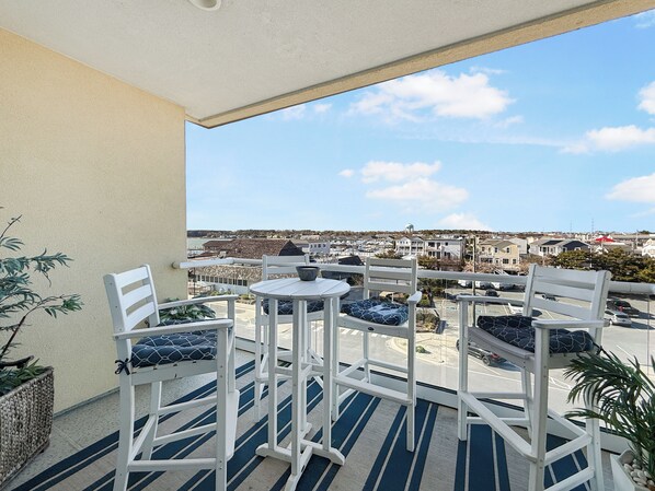 Outdoor dining - Luxurious Penthouse, King beds. Dog & ADA Friendly (Dewey Beach)