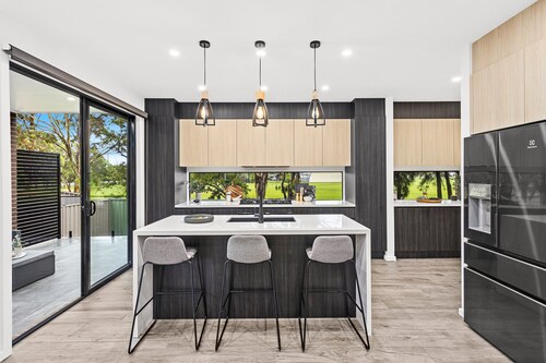 5 B/R Luxury Beach House - Fairy Meadow