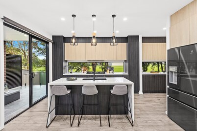 5 B/R Luxury Beach House - Fairy Meadow