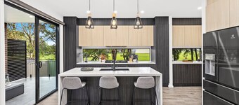 5 B/R Luxury Beach House - Fairy Meadow