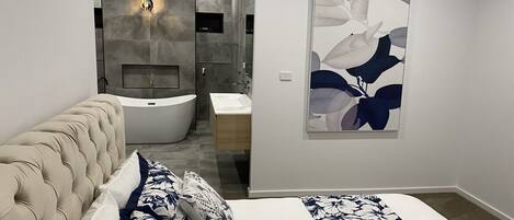 5 habitaciones, tabla de planchar con plancha, wifi y ropa de cama