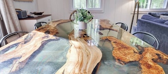 Romantic Cottage in Lake Community, Close to Ski