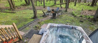 Romantic Cottage in Lake Community w Private Hot Tub