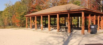 Romantic Cottage in Lake Community w Private Hot Tub