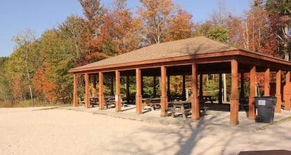Romantic Cottage in Lake Community w Private Hot Tub