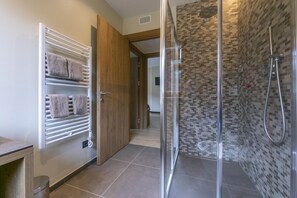 Dusj, hårføner, bidé og håndklær