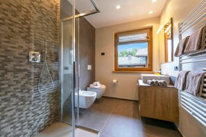 Shower, hair dryer, bidet, towels - Casa Luminosa Ski in -Ski out 100m, Livigno, Italy (Livigno)