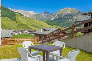 Outdoor dining - Casa Luminosa Ski in -Ski out 100m, Livigno, Italy (Livigno)