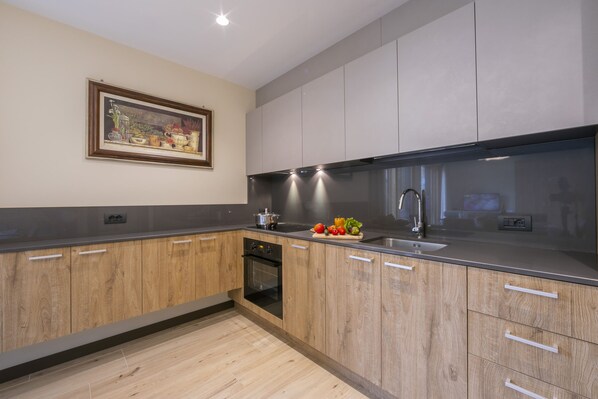 Kjøleskap, mikrobølgeovn, ovn og kokeplater