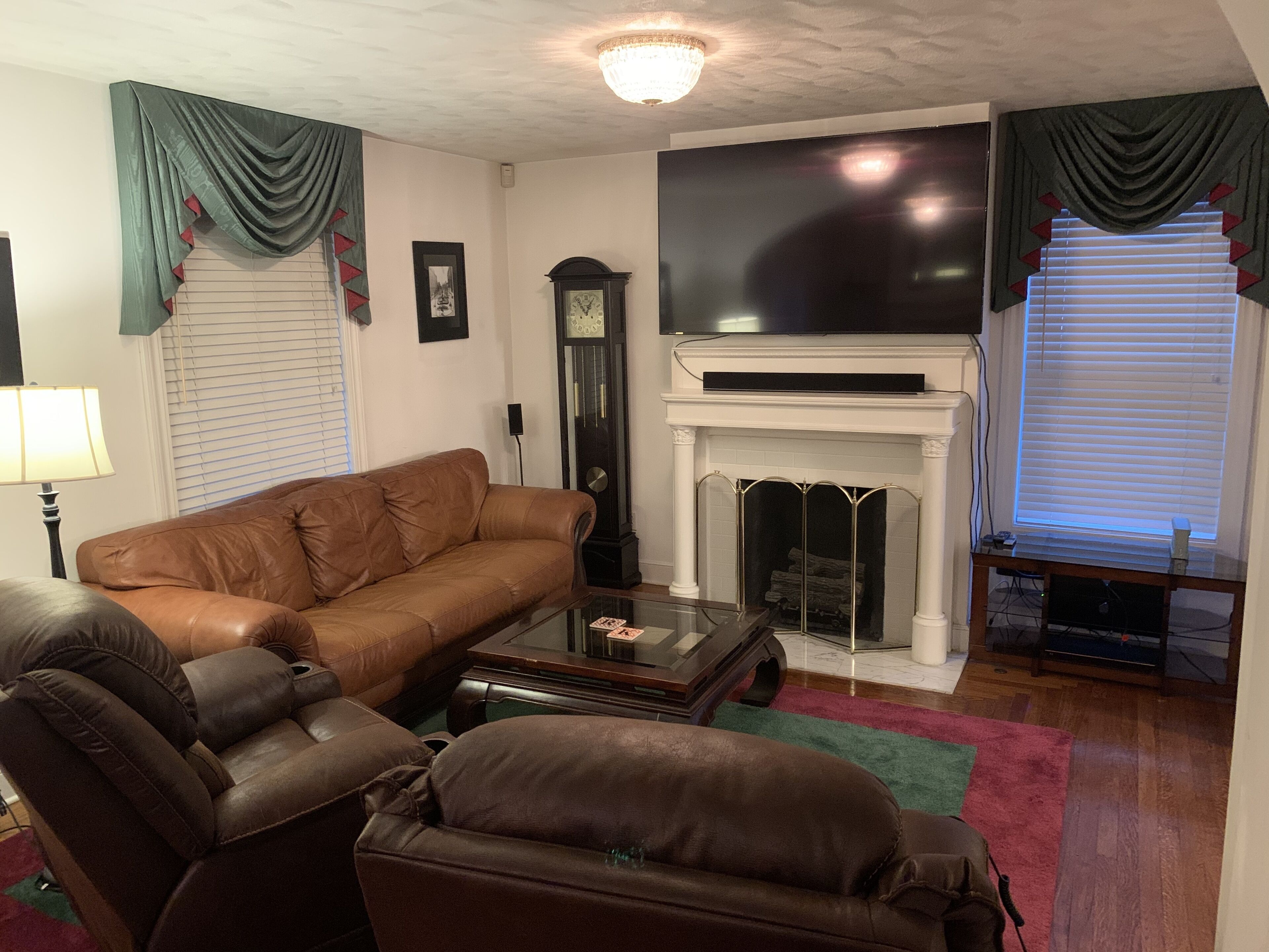 Stately home conveniently located in the city with a riverfront view!