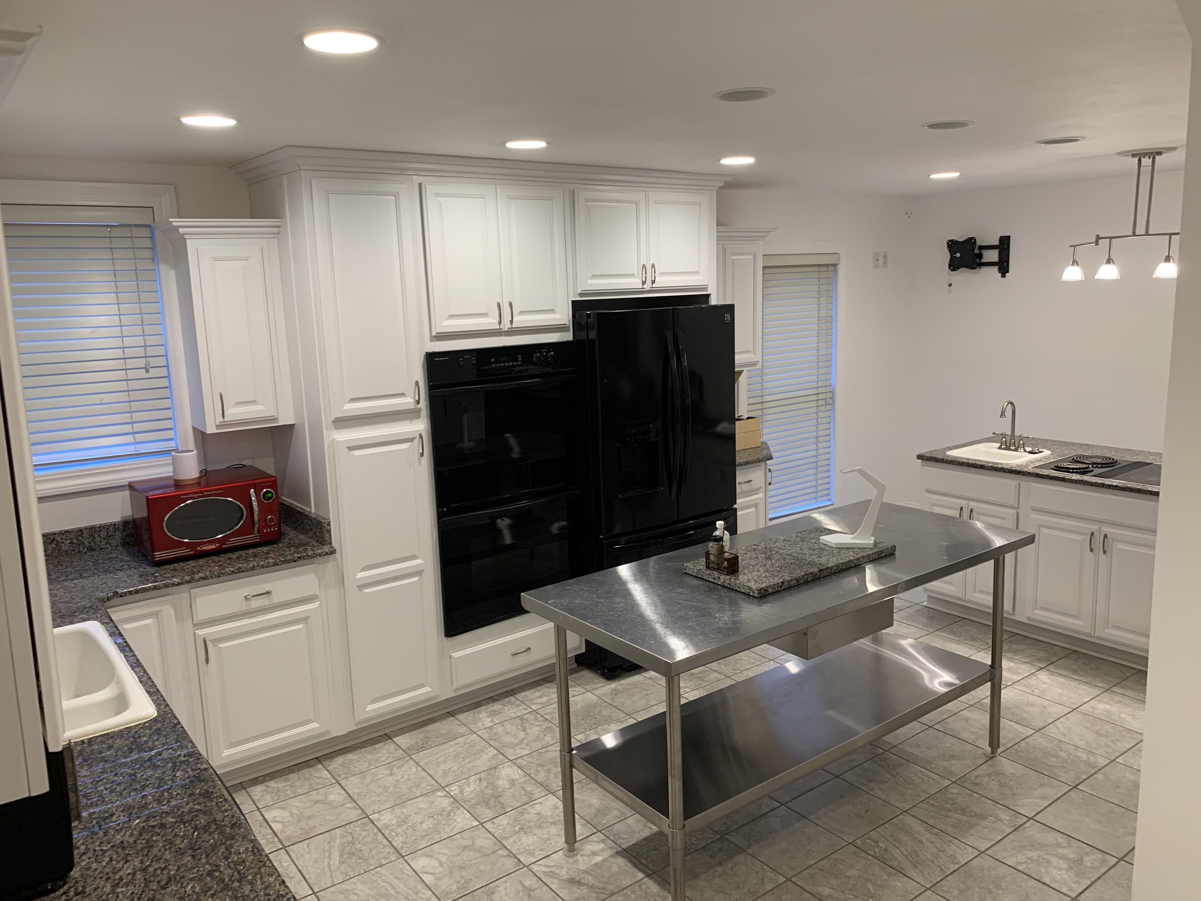 Stately home conveniently located in the city with a riverfront view!