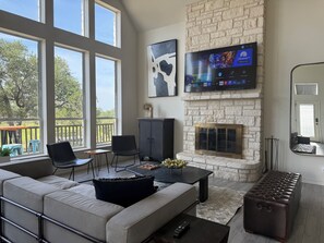 Smart TV, fireplace - Spacious Secluded Home on 5 Acres—Wrap-Around Deck, King Beds, Close to Main St (Fredericksburg)