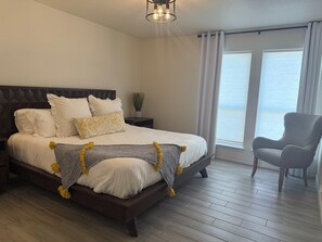 3 habitaciones, escritorio y tabla de planchar con plancha 