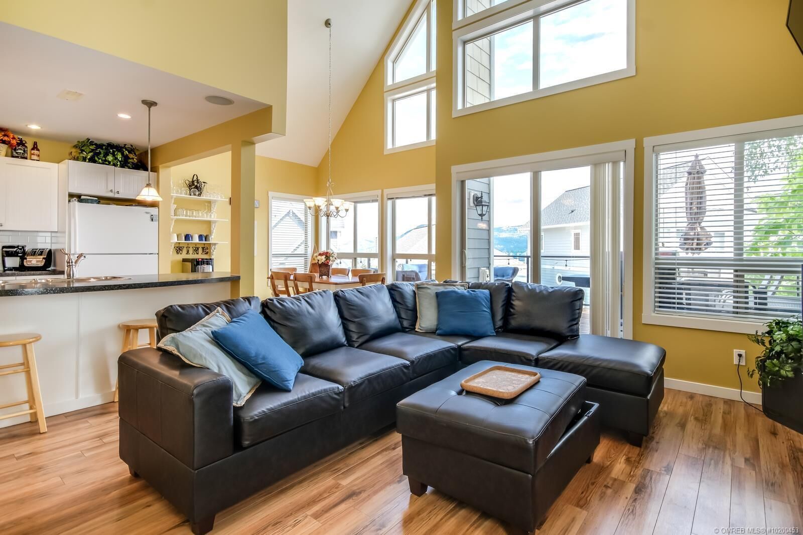 Smart-TV, Kamin, DVD-Player, Bücher