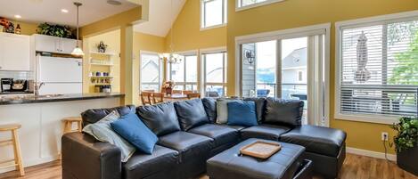 Smart-TV, Kamin, DVD-Player, Bücher