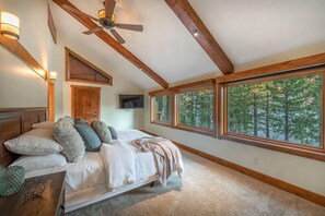 4 makuuhuonetta, silitysrauta/-lauta, ilmainen Wi-Fi, vuodevaatteet