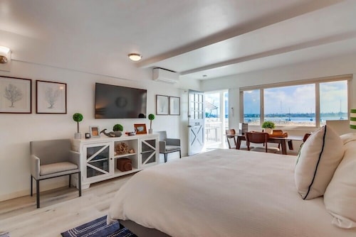 WaterFront * Exclusive View Patio * Ground Level * A/C