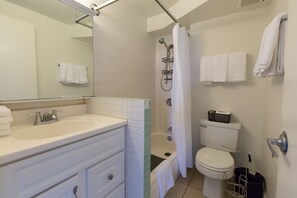 Ensemble douche/baignoire, sèche-cheveux