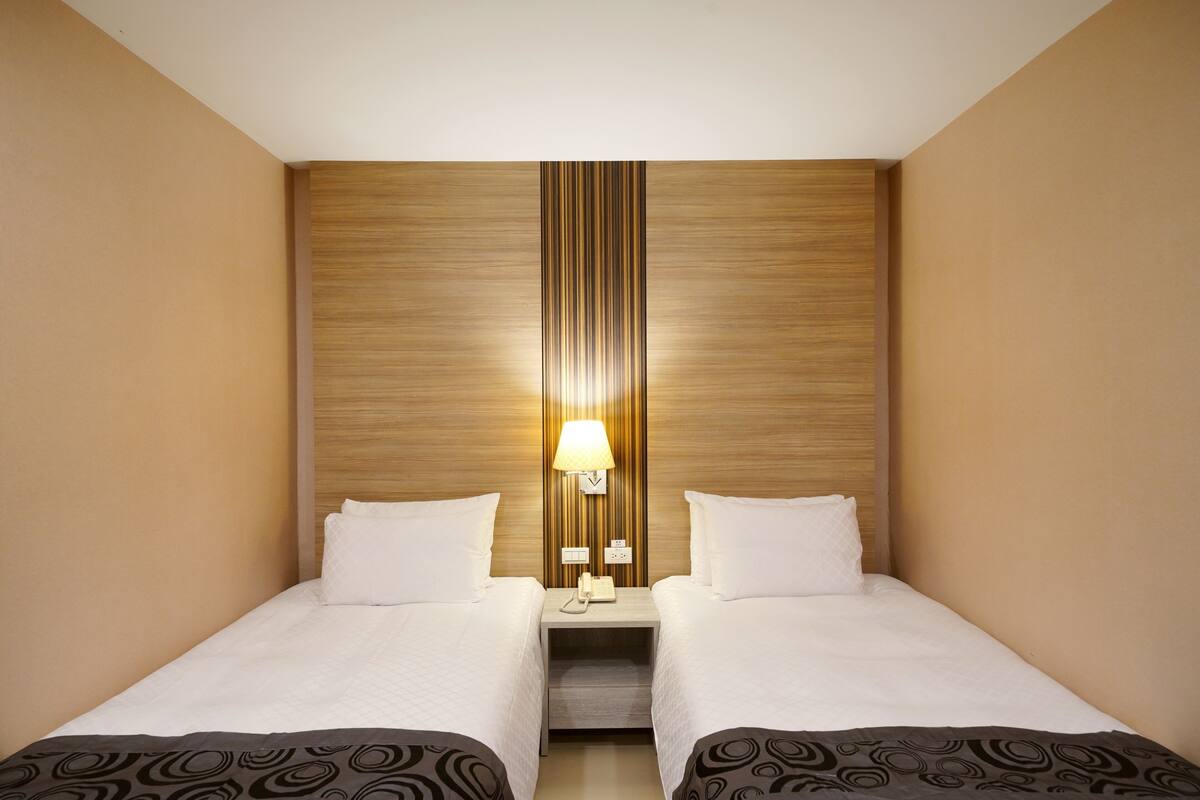 標準雙床房, 無窗戶 | 書桌、隔音、免費 無線上網、床單