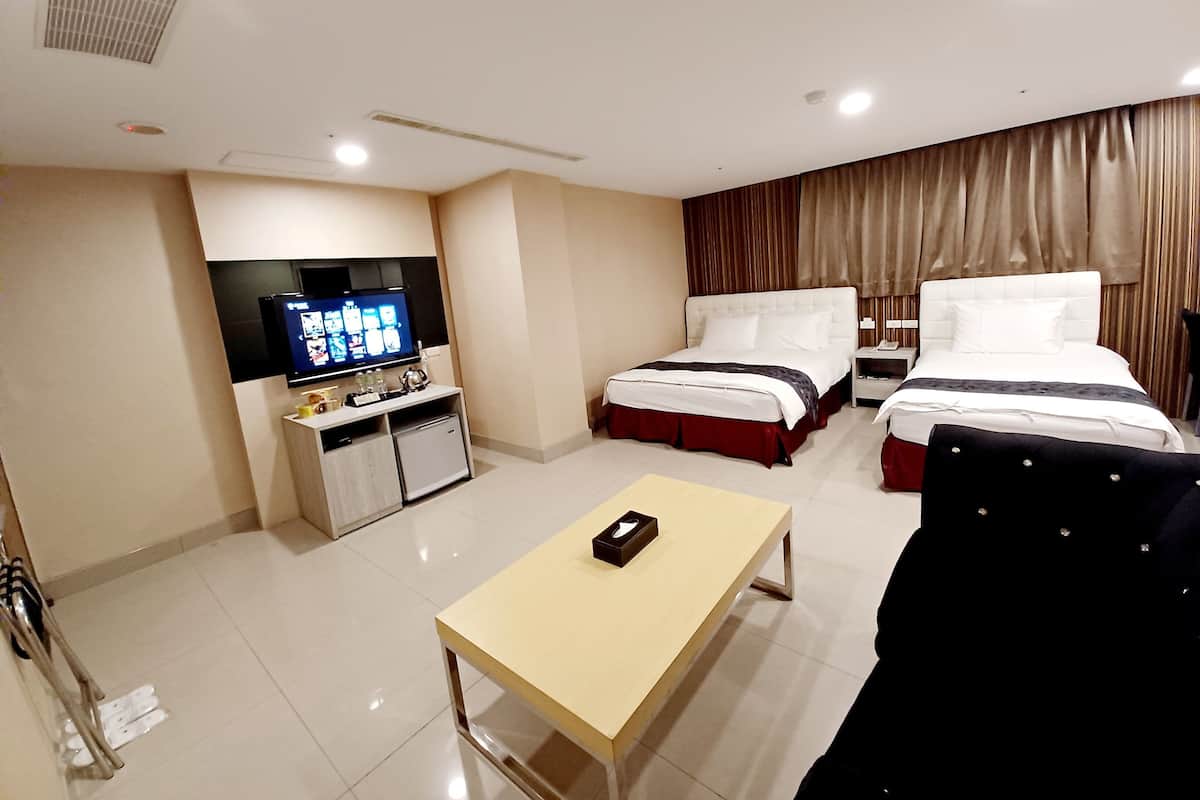 Desk, soundproofing, free WiFi, bed sheets