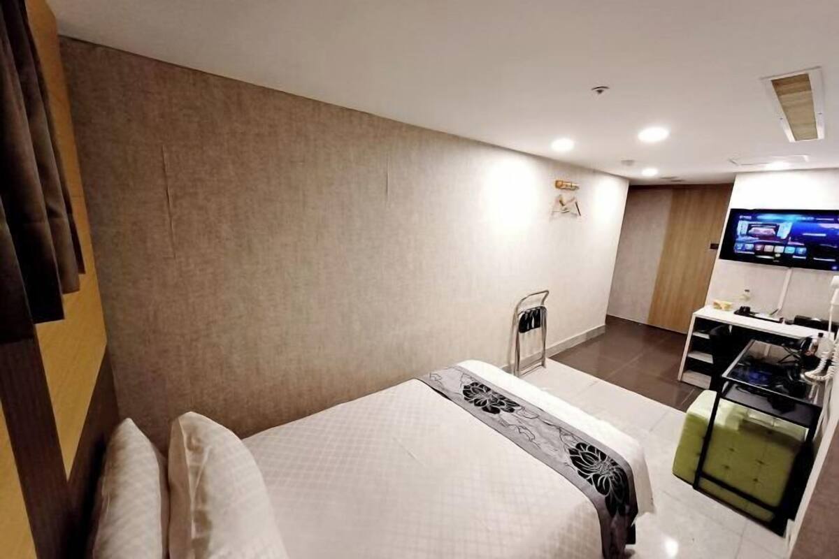 書桌、隔音、免費無線上網、床單