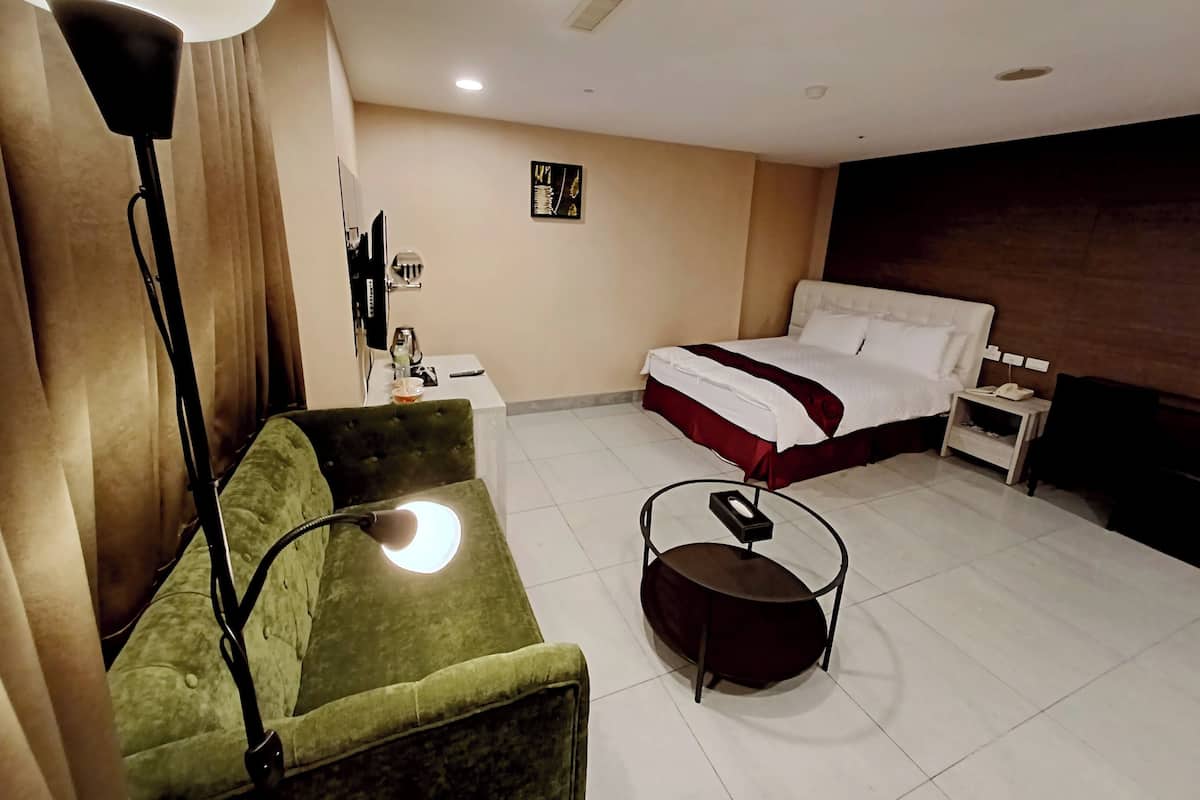 Superior Double Room, Bathtub