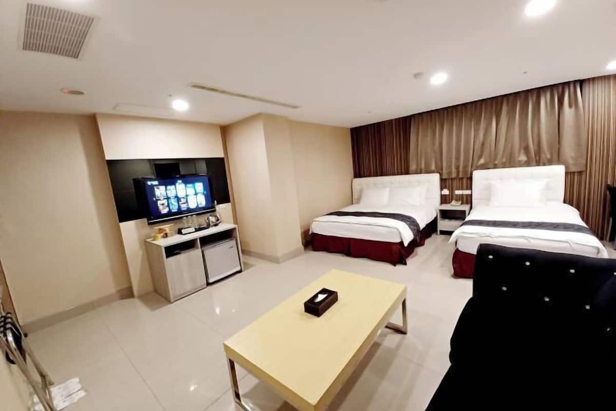 Desk, soundproofing, free WiFi, bed sheets