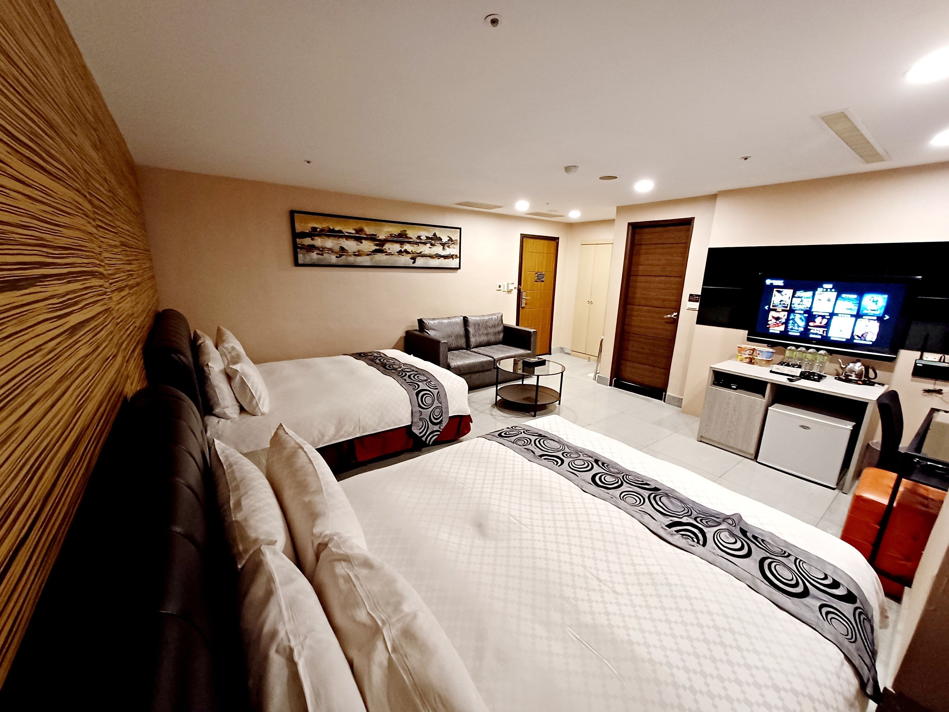 Escritorio, sistema de insonorización, wifi gratis y ropa de cama 