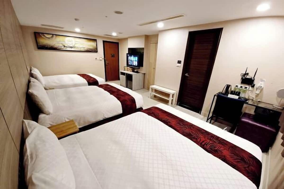 Desk, soundproofing, free WiFi, bed sheets