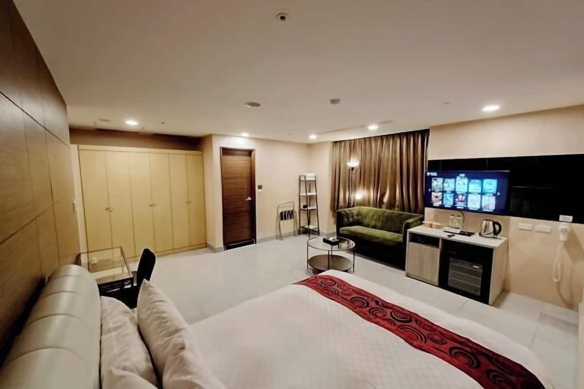 Desk, soundproofing, free WiFi, bed sheets