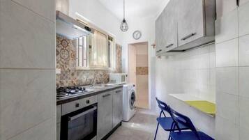 KĂŒhlschrank, Mikrowelle, Ofen, Herdplatte