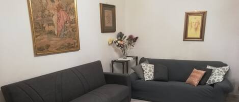 Smart TV, libros y monitor de computadora