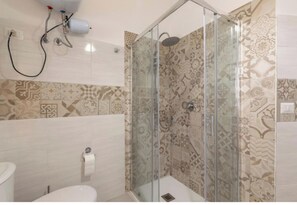 Dusche, Haartrockner, Bidet, Handtücher