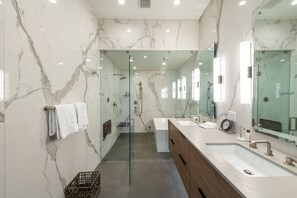 Badewanne, Haartrockner, Handtücher