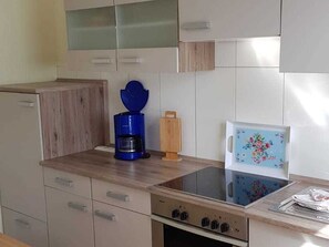 KĂŒhlschrank, Mikrowelle, Ofen, Wasserkocher mit Kaffee-/Teezubehör