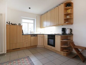 Refrigerador, horno, lavavajillas y cafetera y tetera 