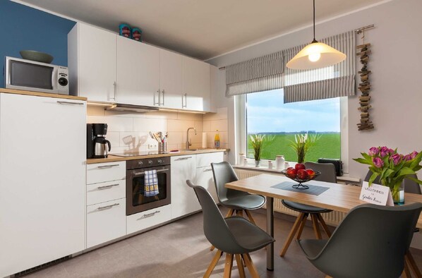 Kühlschrank, Mikrowelle, Ofen, Geschirrspüler